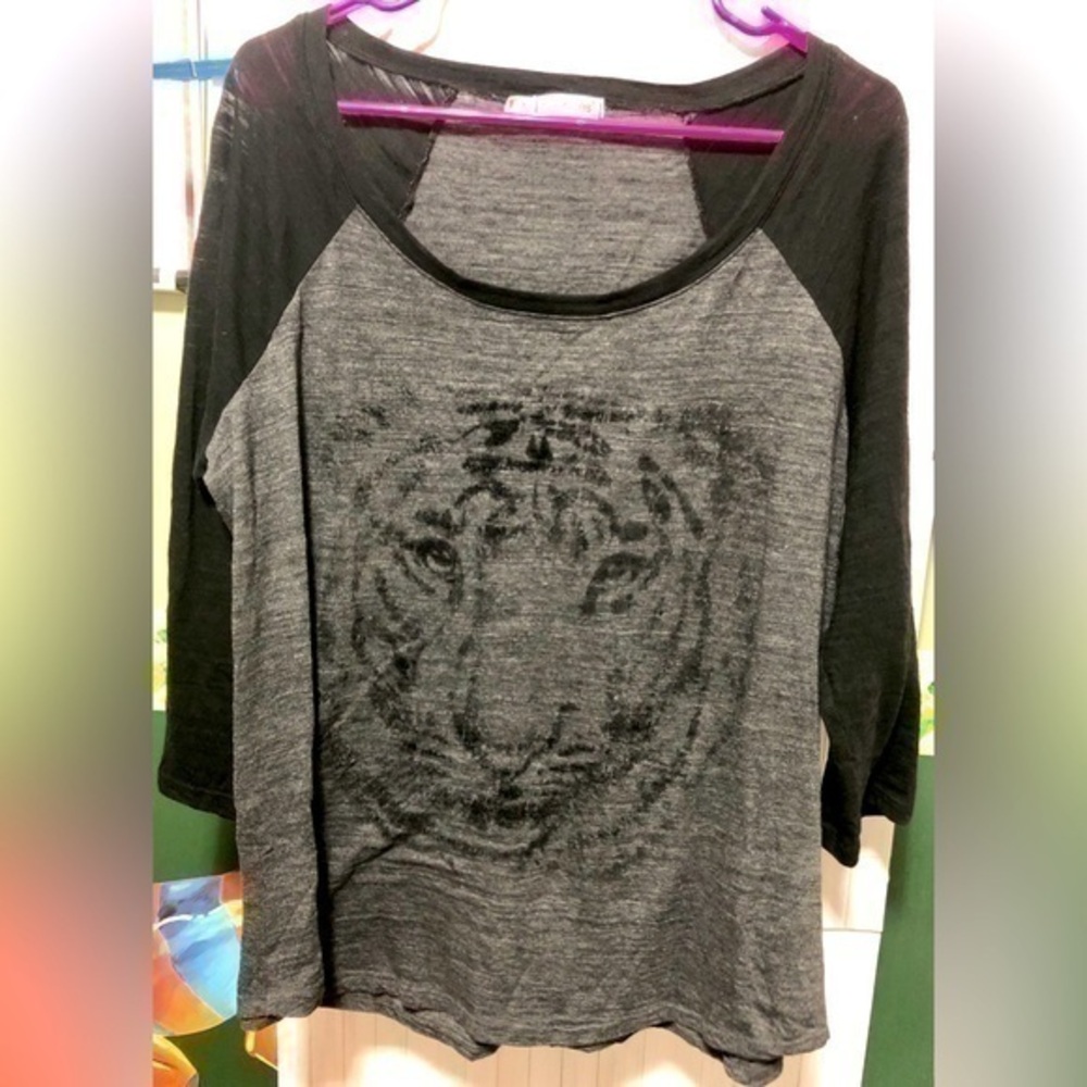 🍉 Maurice’s Tiger Graphic Raglan Sleeve Top Size 1X